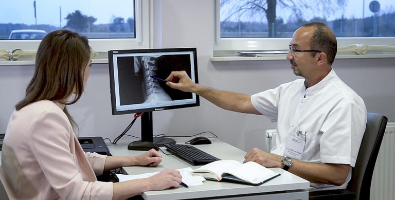 Wizyta u lekarza ortopedy doktora Mariusza Śmigiel z bólem kręgosłupa w Klinice Nieborowice koło Gliwic i Katowic.