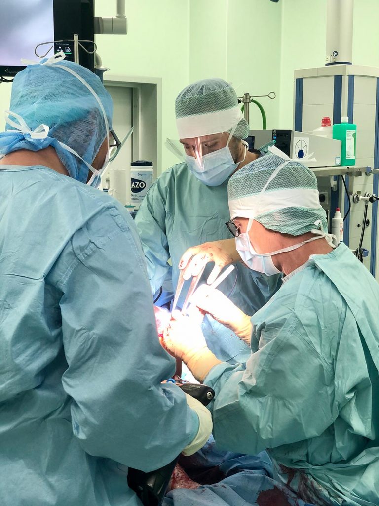 Robot ortopedyczny Navio pomaga w operacji doktorowi Juliuszowi Dec z Kliniki Nieborowice koło Gliwic i Katowic.